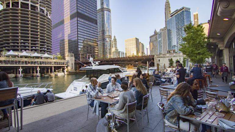 在 City Winery 酒庄感受芝加哥河滨步道的缤纷氛围 在 City Winery 酒庄感受芝加哥河滨步道的缤纷氛围