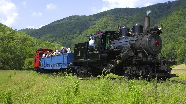 乘坐 Durbin Rocket Excursion Train 观光火车,开启美景相伴的山谷之旅 乘坐 Durbin Rocket Excursion Train 观光火车,开启美景相伴的山谷之旅