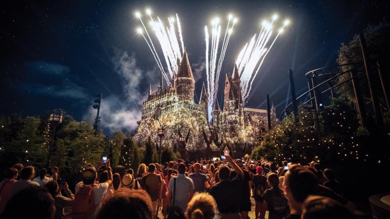 Hogwarts™ 城堡夜景灯光秀的烟火 Hogwarts™ 城堡夜景灯光秀的烟火