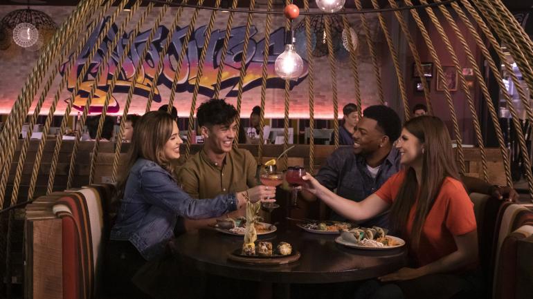 与朋友一起在 Universal CityWalk 的 Antojitos Cocina Mexicana 餐厅用餐 与朋友一起在 Universal CityWalk 的 Antojitos Cocina Mexicana 餐厅用餐