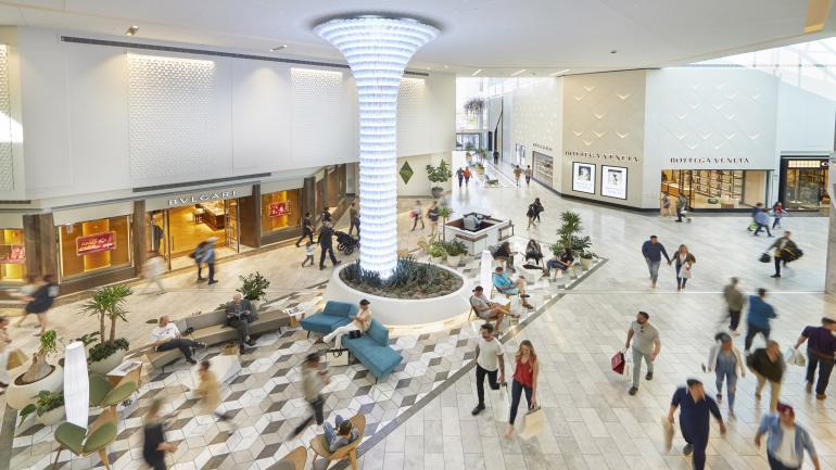 斯科茨代尔时尚广场上云集众多高档品牌等的 Crystal Court 区 斯科茨代尔时尚广场上云集众多高档品牌等的 Crystal Court 区