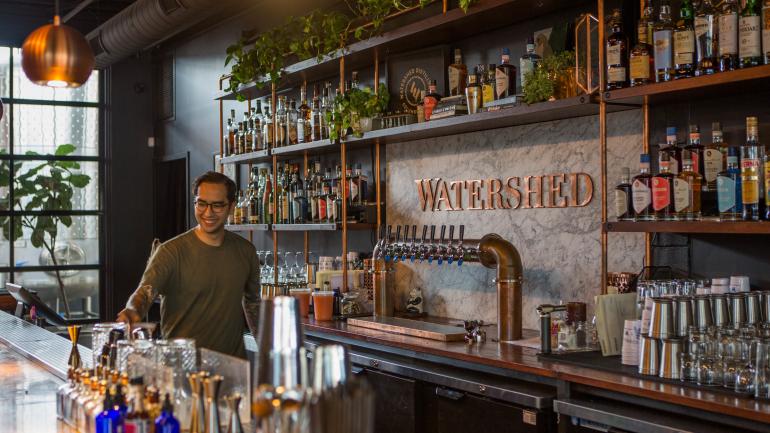当地以杜松子酒闻名的 Watershed Distillery 酒厂的调酒师 当地以杜松子酒闻名的 Watershed Distillery 酒厂的调酒师