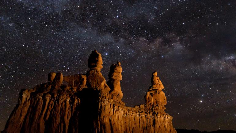 在犹他州汉克斯维尔附近的魔怪谷观星 在犹他州汉克斯维尔附近的魔怪谷观星