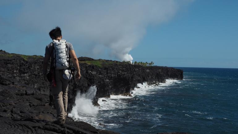 徒步穿越夏威夷火山国家公园的滨海熔岩区 徒步穿越夏威夷火山国家公园的滨海熔岩区