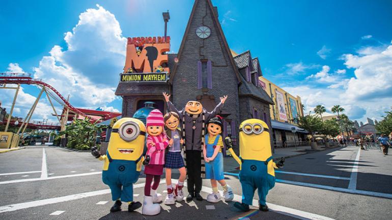 在神偷奶爸小黄人 3D 虚拟过山车 (Despicable Me Minion Mayhem) 外与小黄人和神偷奶爸会面 在神偷奶爸小黄人 3D 虚拟过山车 (Despicable Me Minion Mayhem) 外与小黄人和神偷奶爸会面
