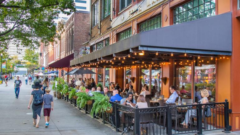 Cena al aire libre en Cafe 4 en Market Square