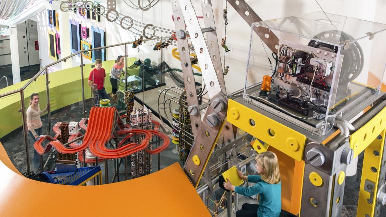 뉴욕주 로체스터의 스트롱 국립 놀이 박물관을 둘러보는 가족