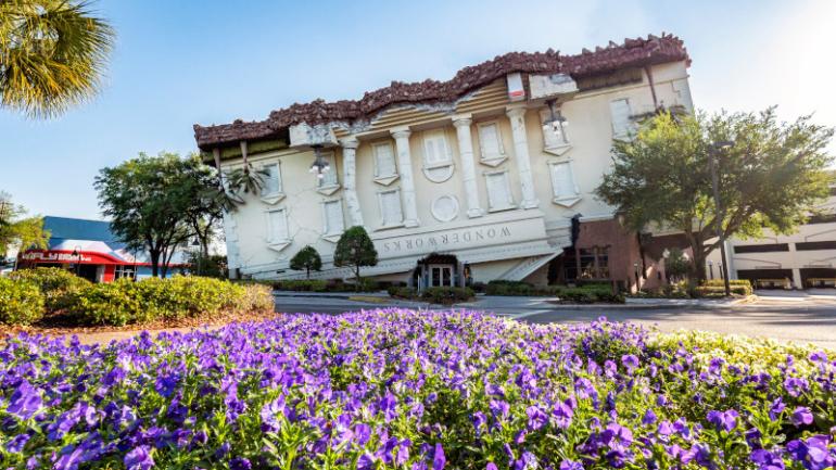 独特的建筑内设有奥兰多颠倒屋 (WonderWorks Orlando) 心灵游乐园 独特的建筑内设有奥兰多颠倒屋 (WonderWorks Orlando) 心灵游乐园