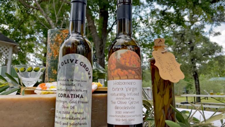 À Brooksville, The Olive Grove est réputée pour ses condiments artisanaux, notamment ses huiles d’olive et ses cornichons