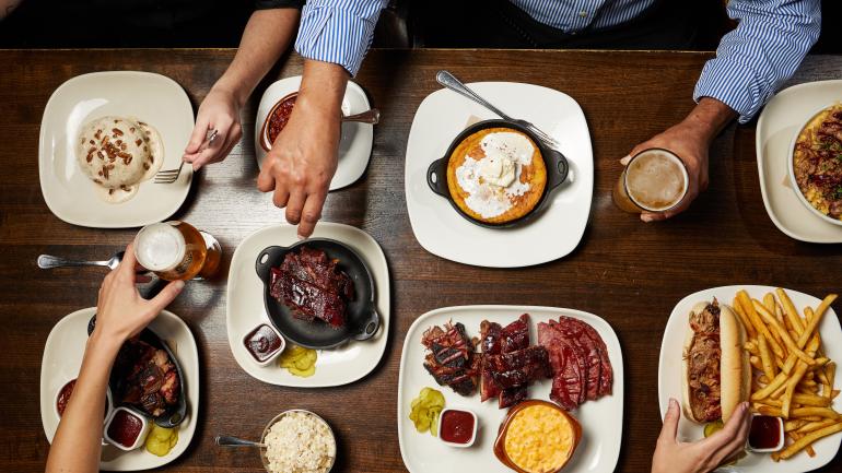 密苏里州堪萨斯城 Fiorella's Jack Stack Barbecue 烧烤店一桌面美味菜肴的照片 密苏里州堪萨斯城 Fiorella's Jack Stack Barbecue 烧烤店一桌面美味菜肴的照片