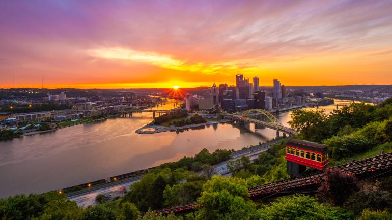 在杜肯缆车上欣赏宾夕法尼亚州匹兹堡的暮光美景 在杜肯缆车上欣赏宾夕法尼亚州匹兹堡的暮光美景