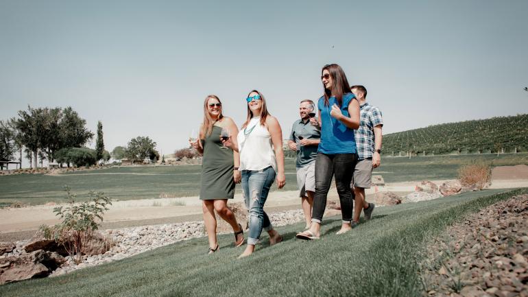 一个团队沿着 Sunnyslope Wine Trail 小径出游 一个团队沿着 Sunnyslope Wine Trail 小径出游