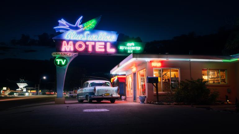 图克姆卡里 Blue Swallow Motel 汽车旅馆外的标志性霓虹灯夜景 图克姆卡里 Blue Swallow Motel 汽车旅馆外的标志性霓虹灯夜景