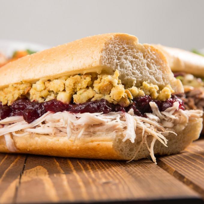 Capriotti’s 家的“the Bobbie”三明治是一种用感恩节剩下的食材制作的威尔明顿美食。 Capriotti’s 家的“the Bobbie”三明治是一种用感恩节剩下的食材制作的威尔明顿美食。