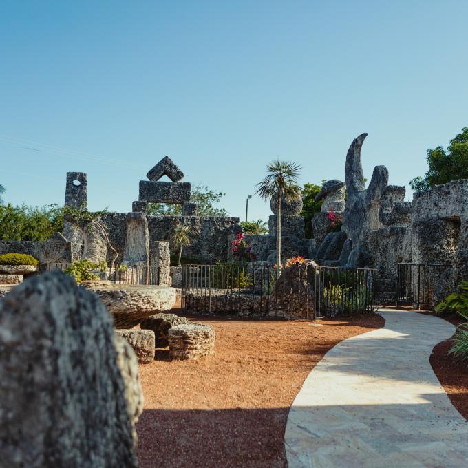 珊瑚城堡(Coral Castle)由爱德华·莱兹卡尔宁(Edward Leedskalnin)设计建造,并于 1923 年至 1951 年在迈阿密雕刻完成 珊瑚城堡(Coral Castle)由爱德华·莱兹卡尔宁(Edward Leedskalnin)设计建造,并于 1923 年至 1951 年在迈阿密雕刻完成