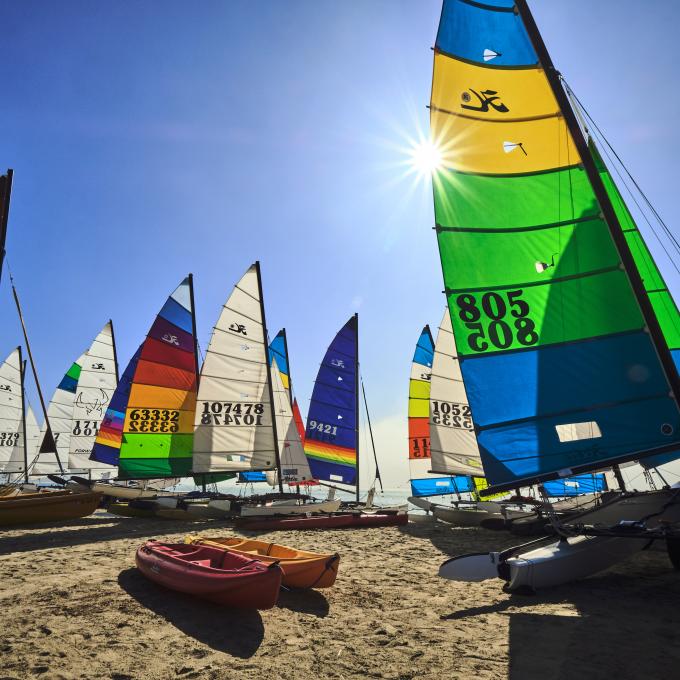 加利福尼亚州达纳点的 Hobie Cat 双体船 加利福尼亚州达纳点的 Hobie Cat 双体船