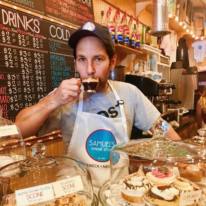 演员保罗·路德在纽约莱茵贝克的塞缪尔甜品店 演员保罗·路德在纽约莱茵贝克的塞缪尔甜品店