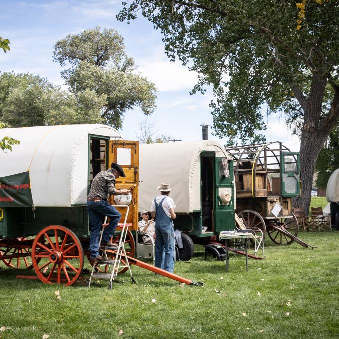 在怀俄明州格伦罗克一年一度的格伦罗克牧羊人集会 (Glenrock Sheepherders Rendezvous) 上的有篷马车 在怀俄明州格伦罗克一年一度的格伦罗克牧羊人集会 (Glenrock Sheepherders Rendezvous) 上的有篷马车