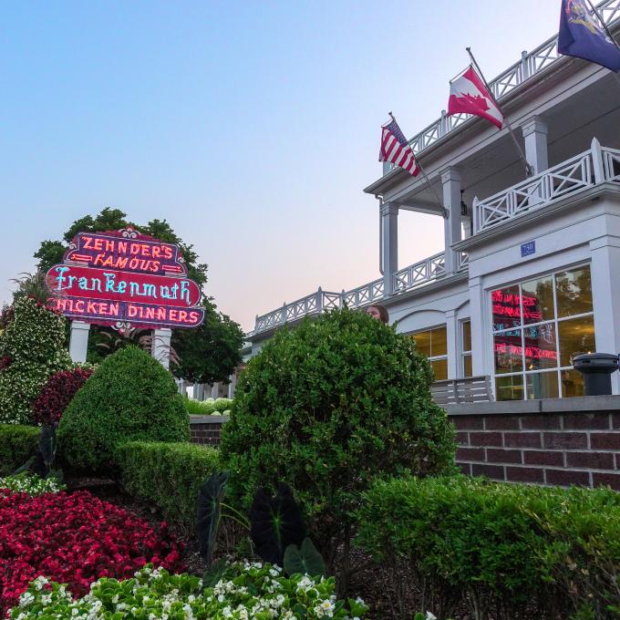 Jardines panorámicos fuera de Zehnder’s of Frankenmuth, uno de los restaurantes de propiedad independiente más grandes de Estados Unidos, en Frankenmuth, Michigan
