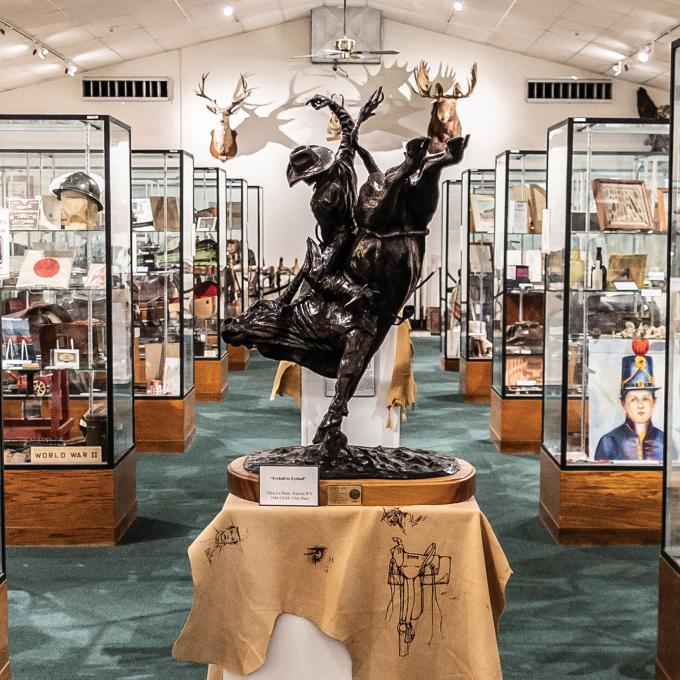 在怀俄明州道格拉斯的怀俄明州拓荒者博物馆 (Wyoming Pioneer Museum) 展出的雕塑和文物 在怀俄明州道格拉斯的怀俄明州拓荒者博物馆 (Wyoming Pioneer Museum) 展出的雕塑和文物
