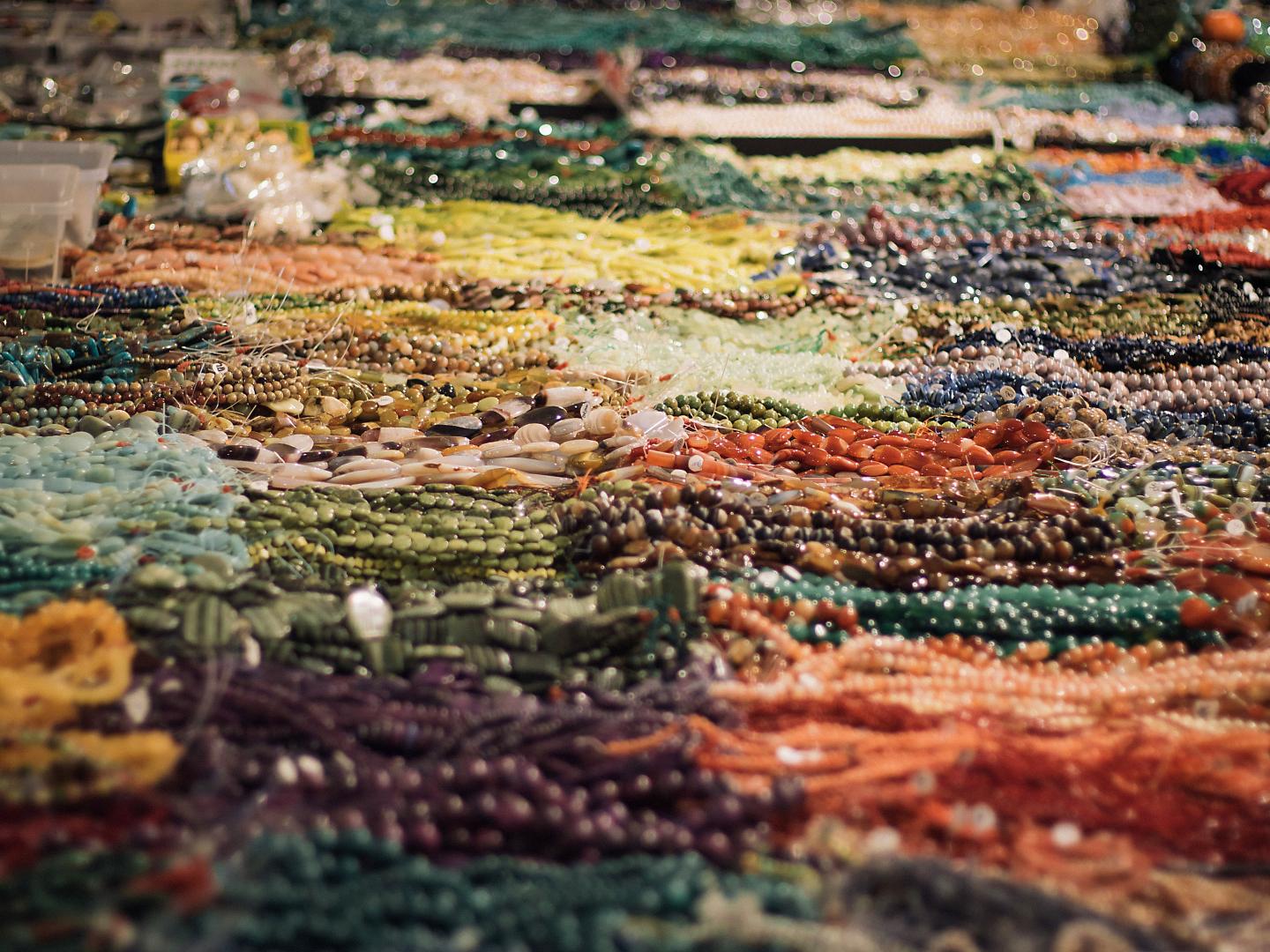 Explosion de couleurs au salon des minéraux, des fossiles et des pierres précieuses de Tucson