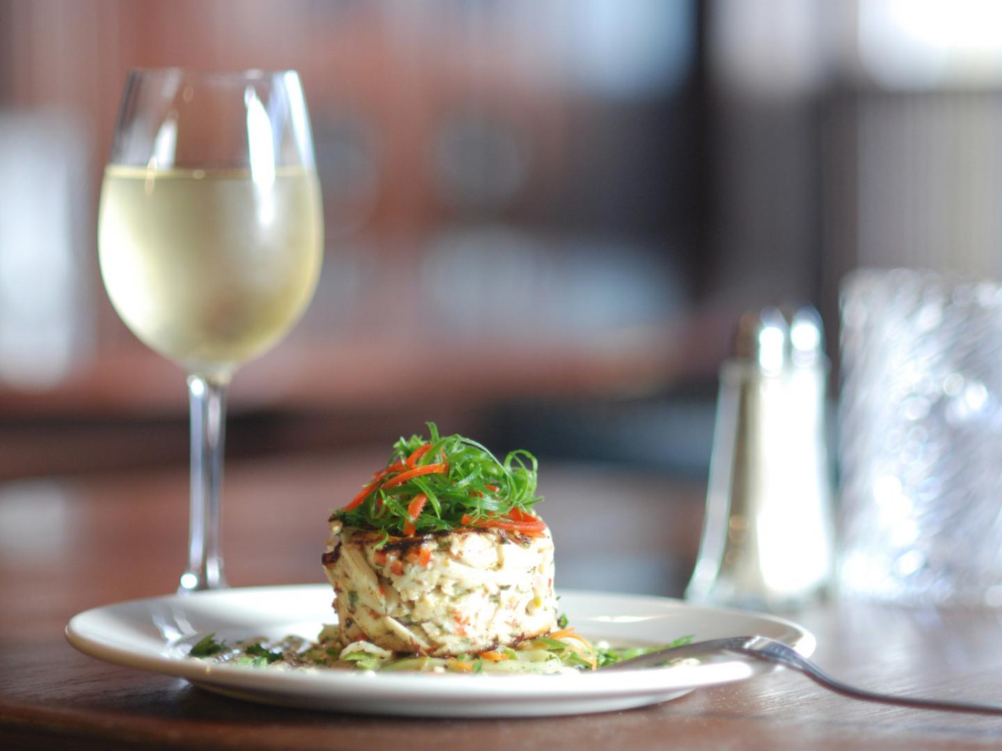 Uma linda refeição e uma taça de vinho em um restaurante de Nova Orleans