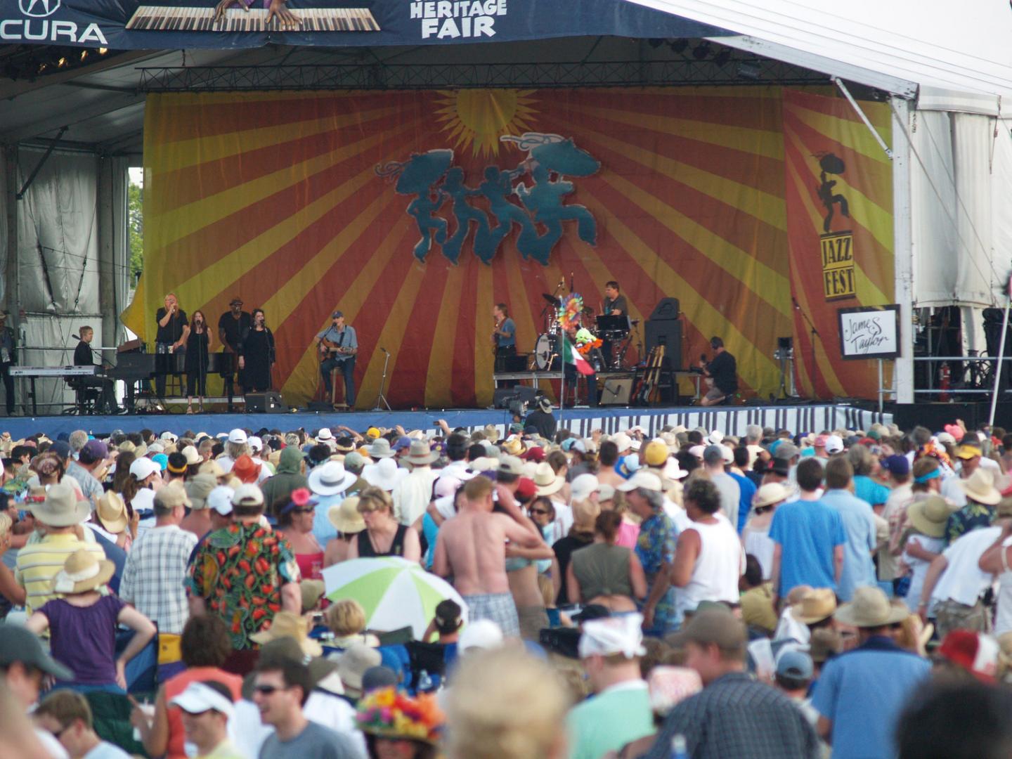 Multidões se reunindo para ouvir um show ao vivo no New Orleans Jazz & Heritage Festival (Festival de Jazz e Cultural de Nova Orleans)