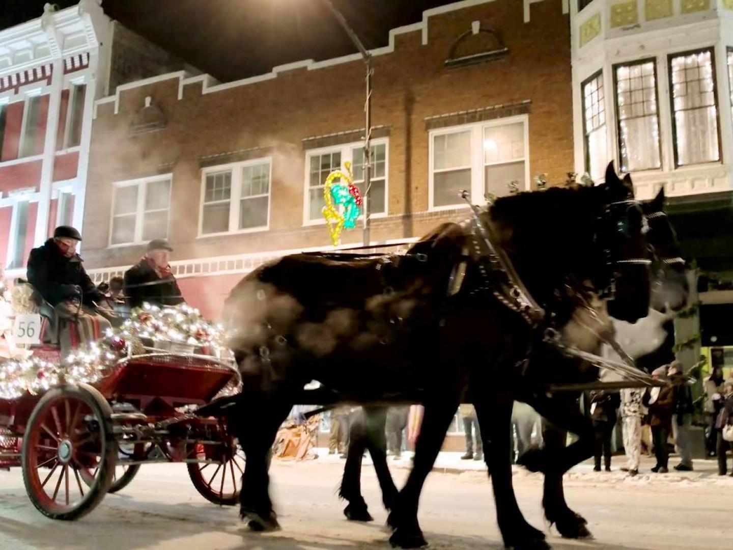 街頭でクリスマスパレードで引くワゴン