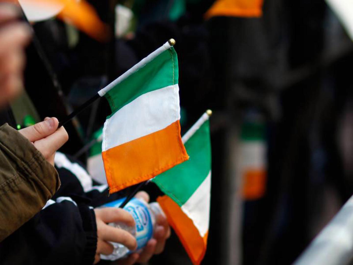 Agitando las banderas de Irlanda durante las Celebraciones del Día de San Patricio en la Ciudad de Nueva York