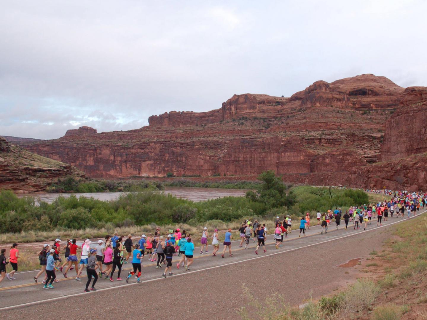 テルマ＆ルイーズ・ハーフ・マラソンに出場する走者