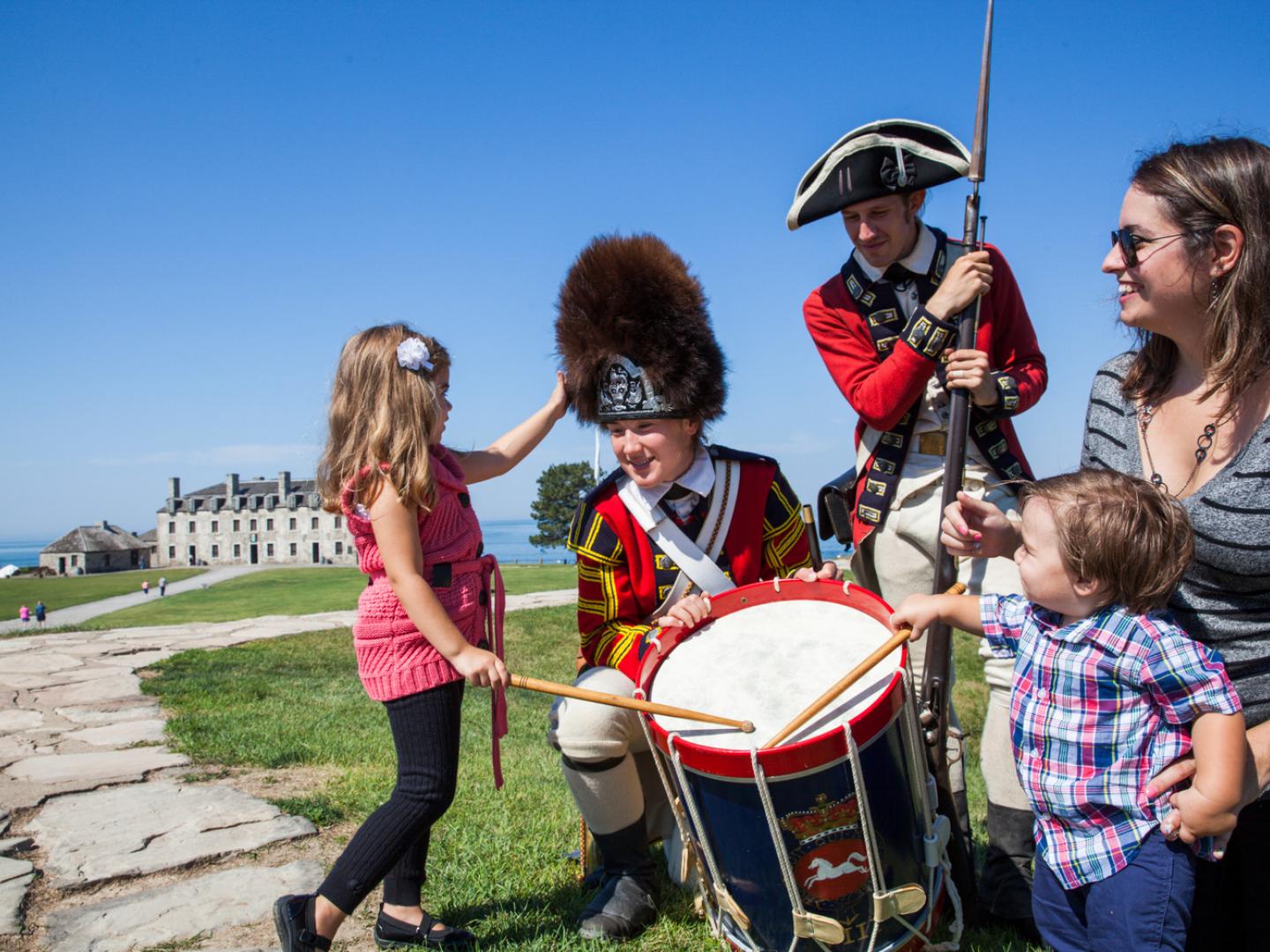Rencontre avec les acteurs en tenues de soldats lors de l’Old Fort Niagara’s War of 1812 Encampment