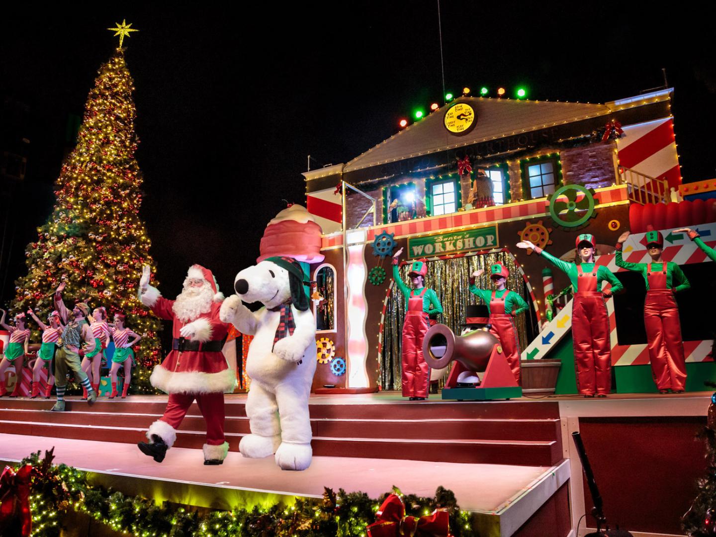 Snoopy y Santa les dan la bienvenida a los visitantes de Knott’s Merry Farm