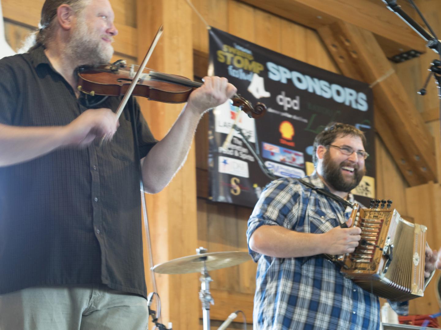 Tocando música cajún con una sonrisa en el Louisiana Swamp Stomp Festival