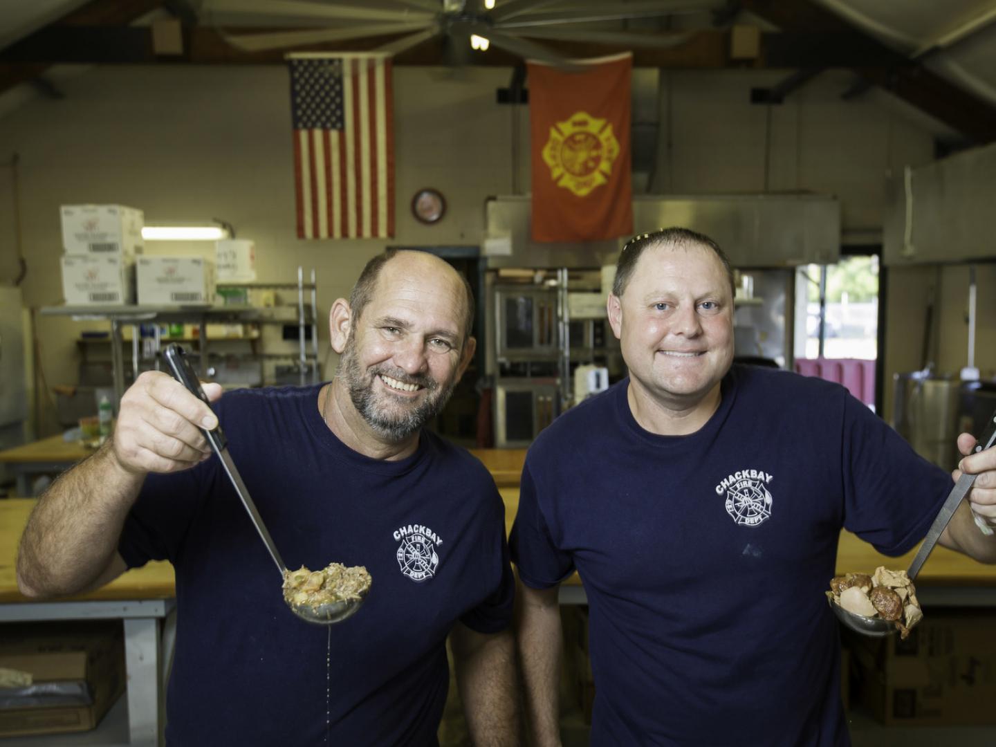 Exhibiendo el plato emblemático en el Louisiana Gumbo Festival en Chackbay