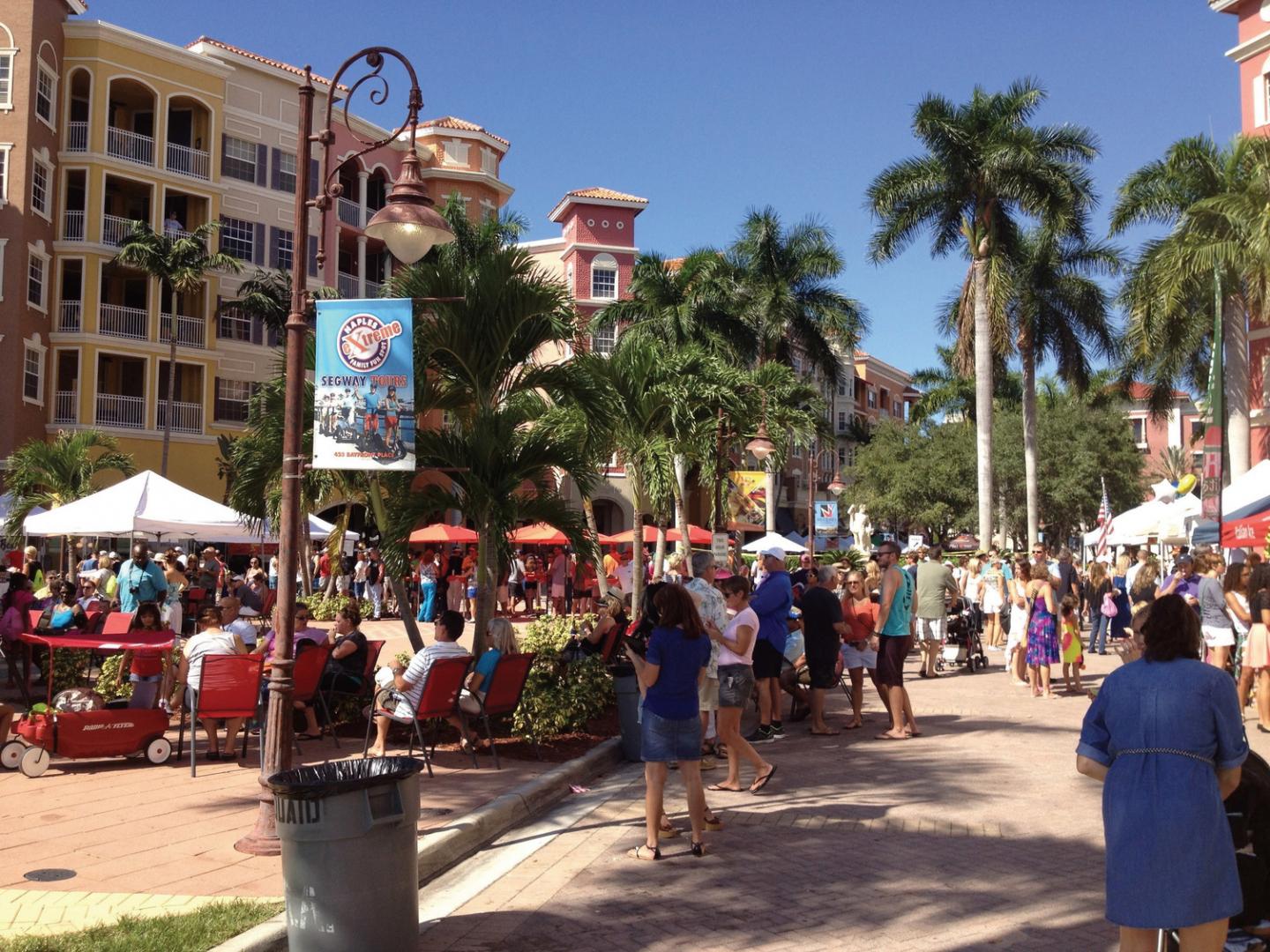 Foule rassemblée pour le Stone Crab Festival de Naples, Floride