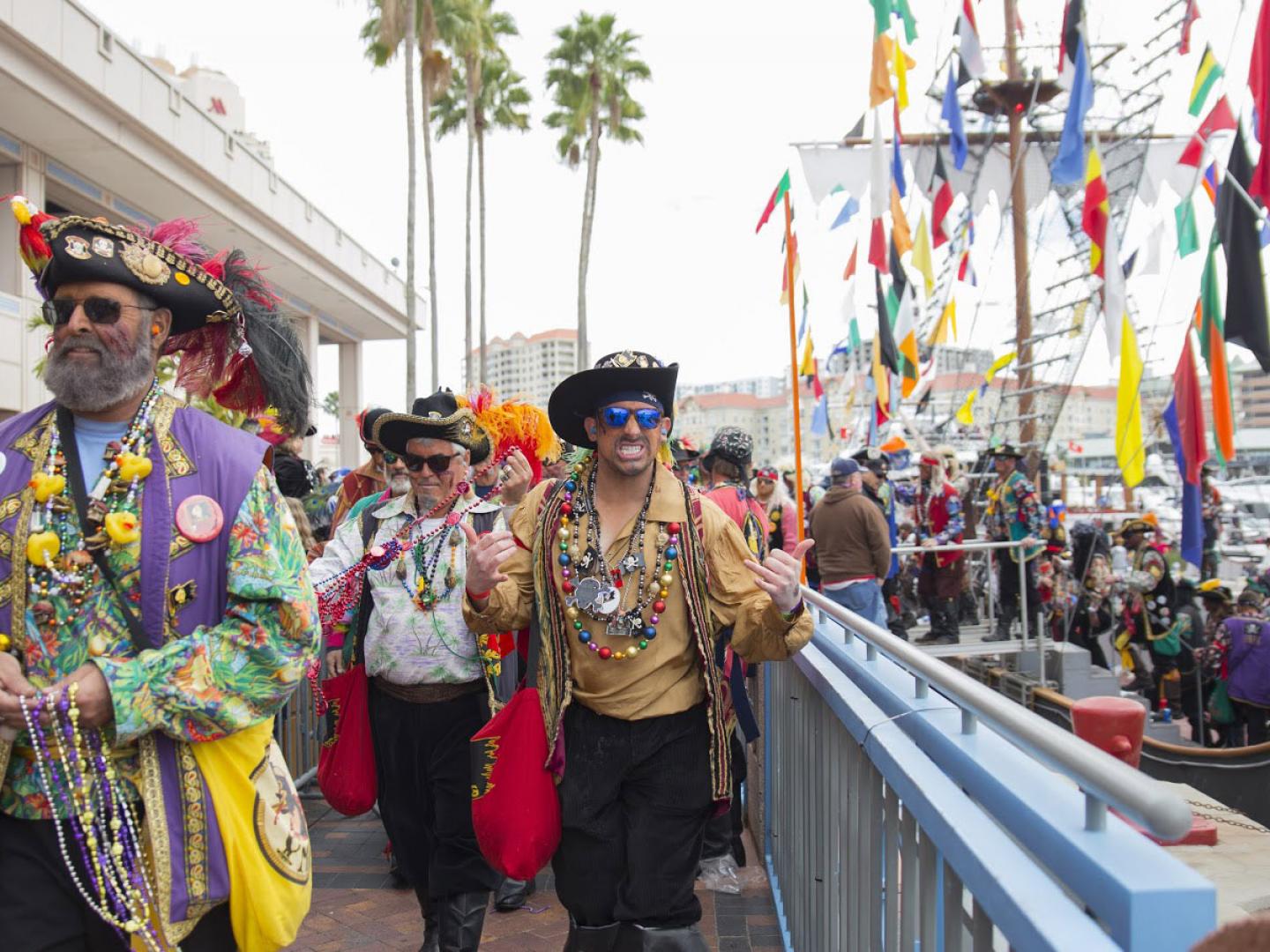 Des pirates investissent les rues lors du Gasparilla Pirate Festival de Tampa, qui a lieu tous les ans