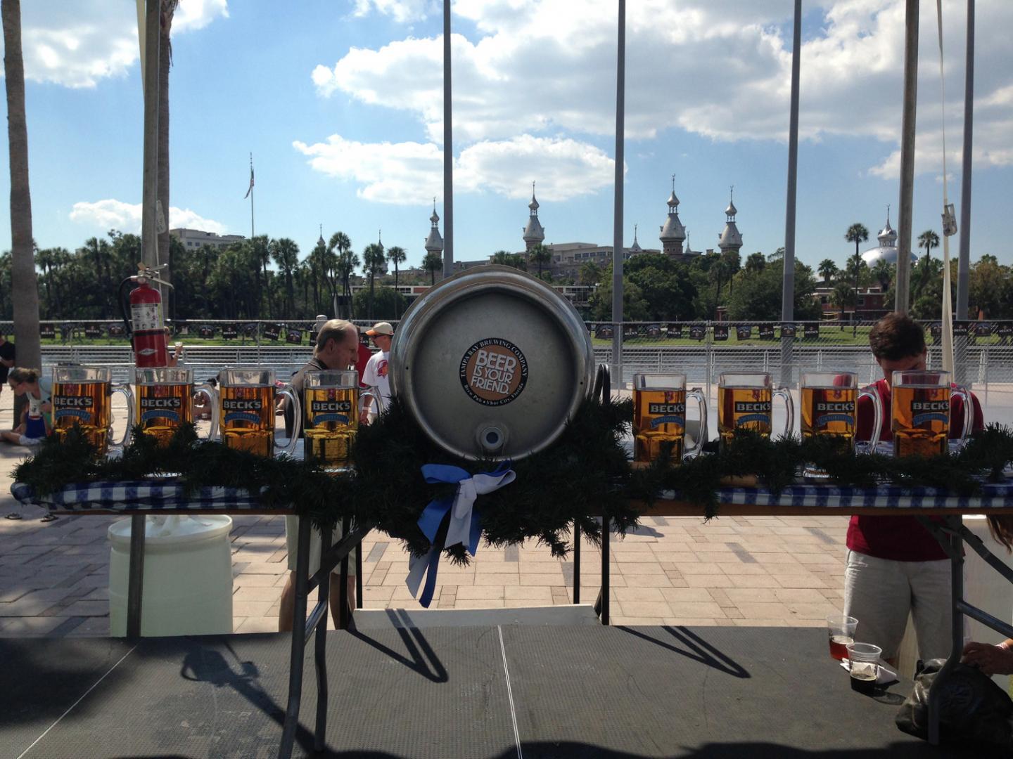 Dégustation de bières allemandes à l’Oktoberfest de Tampa au Curtis Hixon Park
