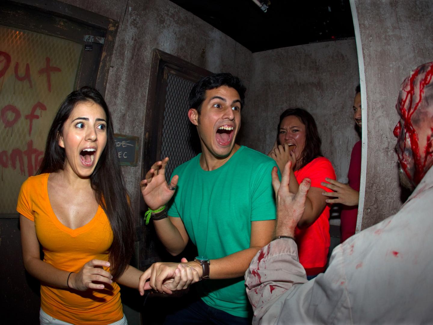 Instant frisson dans une maison hantée pendant l’événement Howl-O-Scream Halloween au Busch Gardens