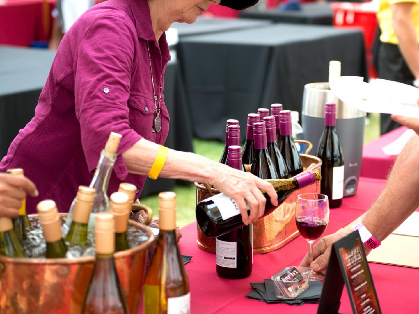 Degustação de vinhos durante o Casa Pacifica Angels Wine, Food & Brew Festival em Camarillo, Califórnia