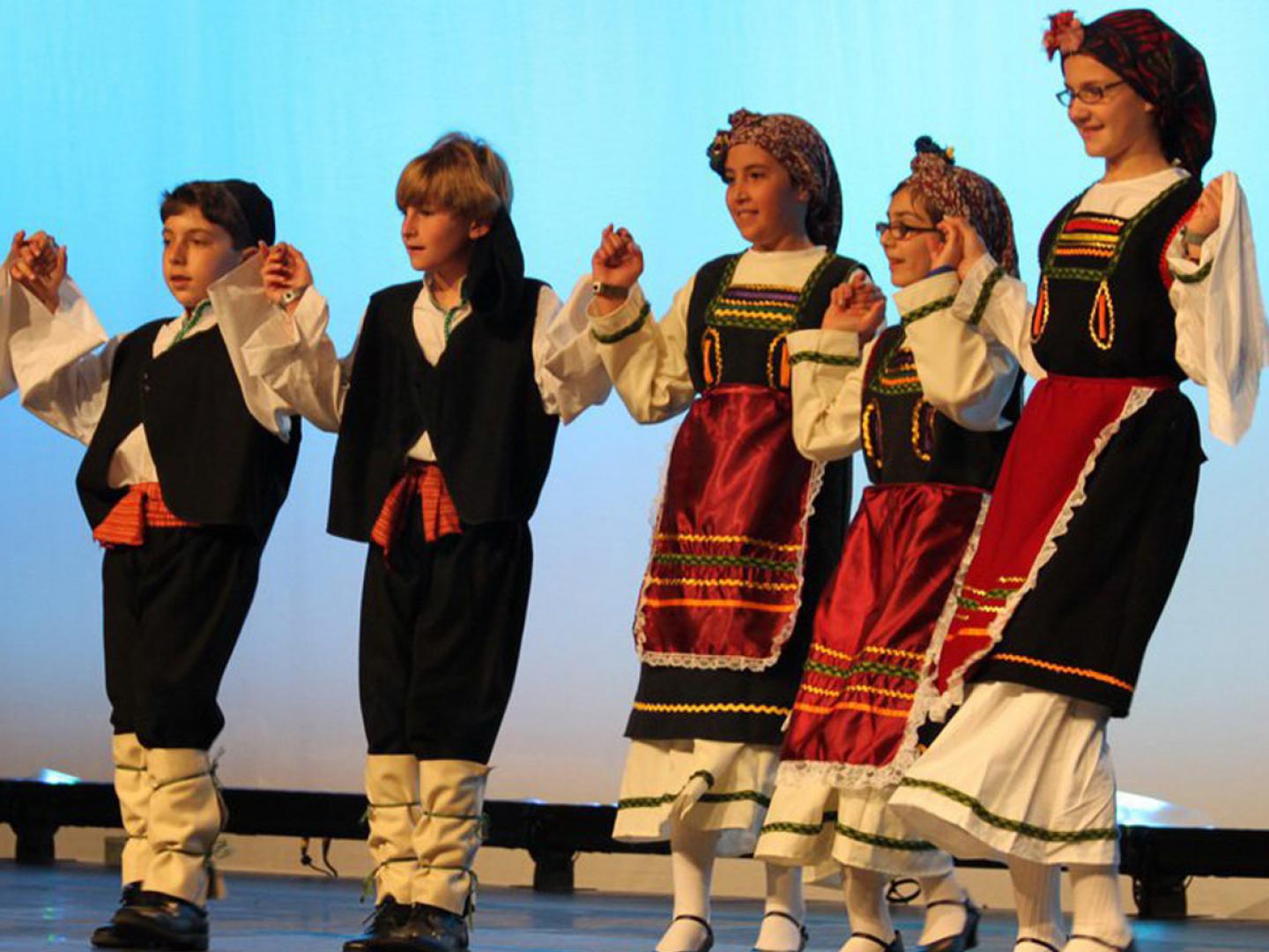Dança tradicional apresentada no Ventura County Greek Festival, na Califórnia