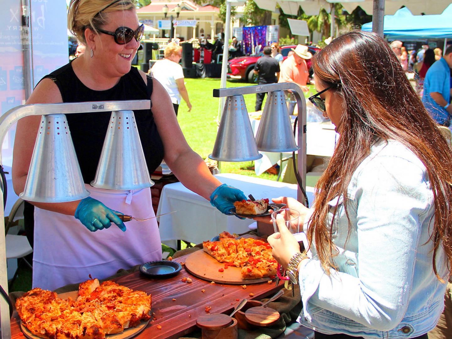 Degustação de pizza no festival Taste of Camarillo, na Califórnia