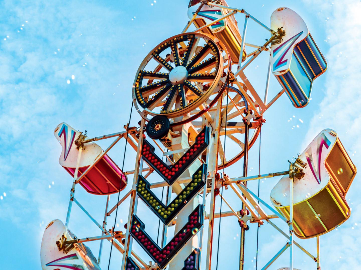 Atrações de parque de diversões no Camarillo Fiesta and Street Fair, na Califórnia