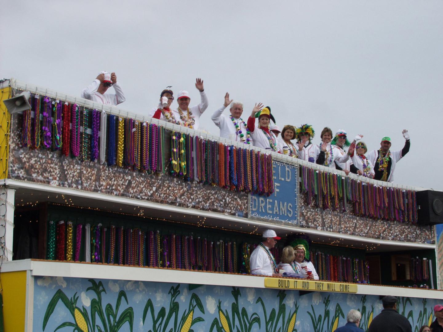 Um balão com tema de beisebol durante a Krewe of Dionysos Mardi Gras Parade