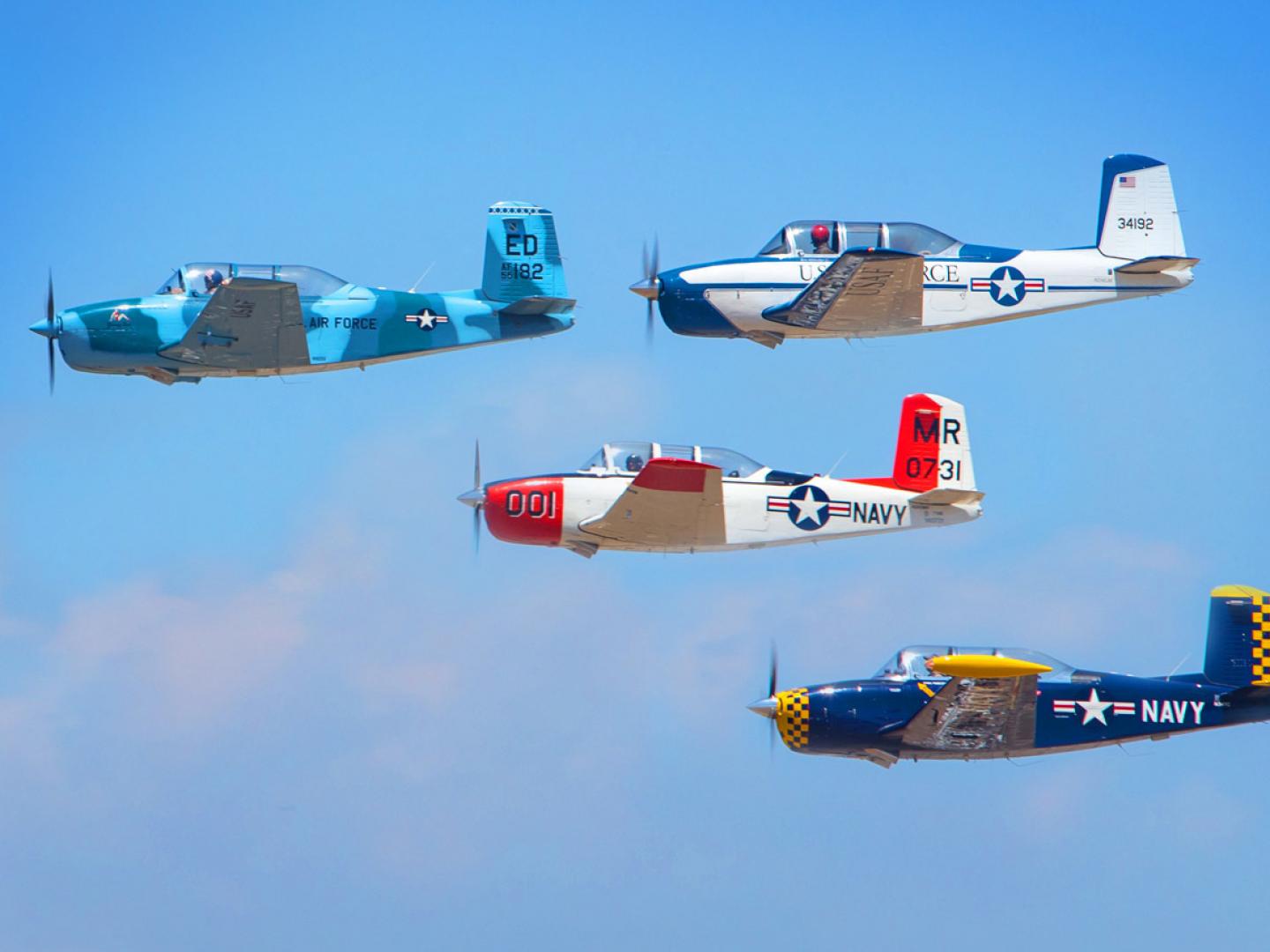 Aeronave antiga sobrevoa o Wings Over Camarillo Air Show