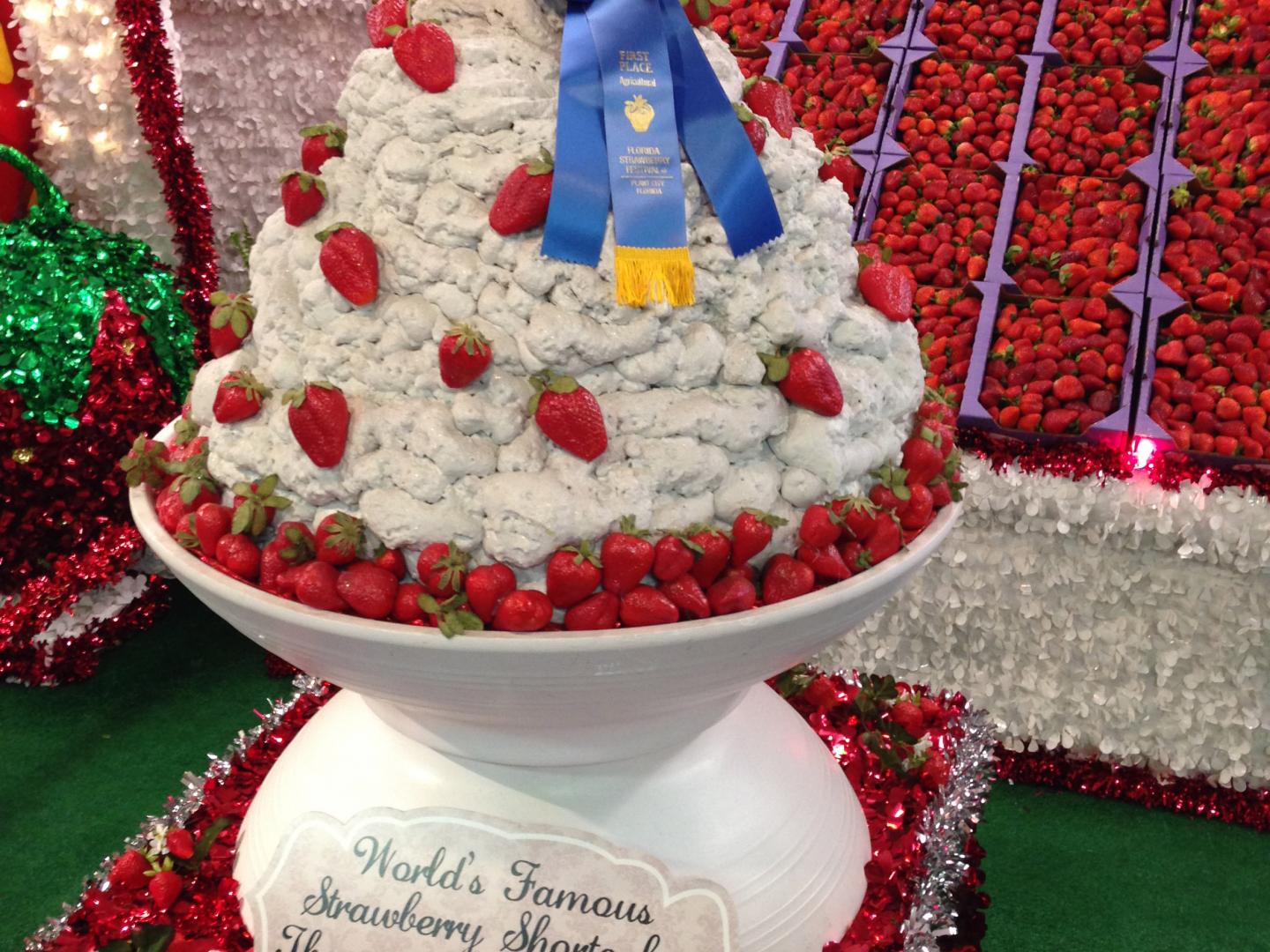 Une tarte sablée aux fraises primée, exposée parmi d’autres douceurs à base de fraise, au Florida Strawberry Festival à Plant City