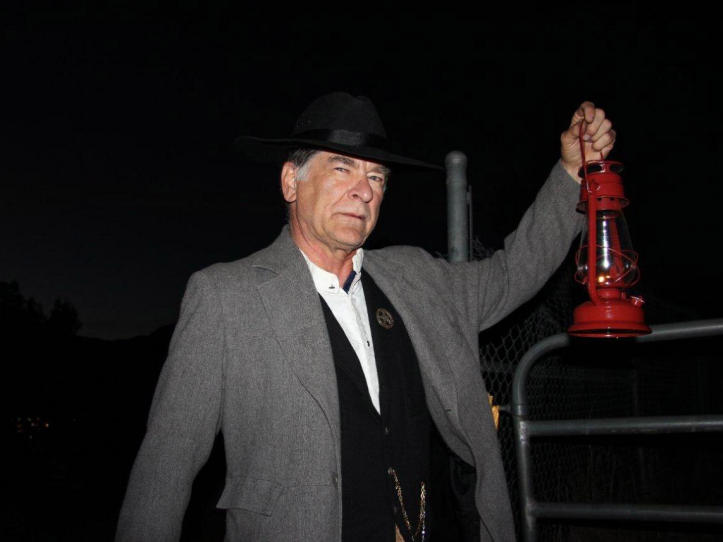 带队参加格伦伍德斯普林斯的林伍德公墓寻鬼步行游