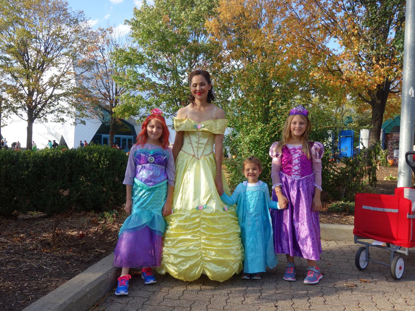 Kostümierte Besucher beim Halloween-Event Detroit Zoo Boo