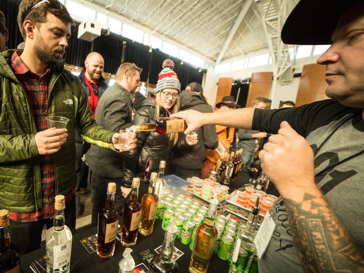 브레켄리지 공예 축제에서 샘플을 받기 위해 서 있는 줄