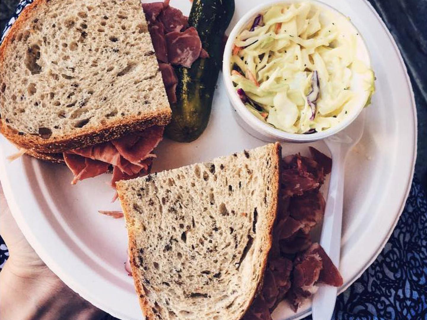 Dégustation de sandwiches lors de l’événement Temple Israel Jewish Food Fair à Stockton, Californie