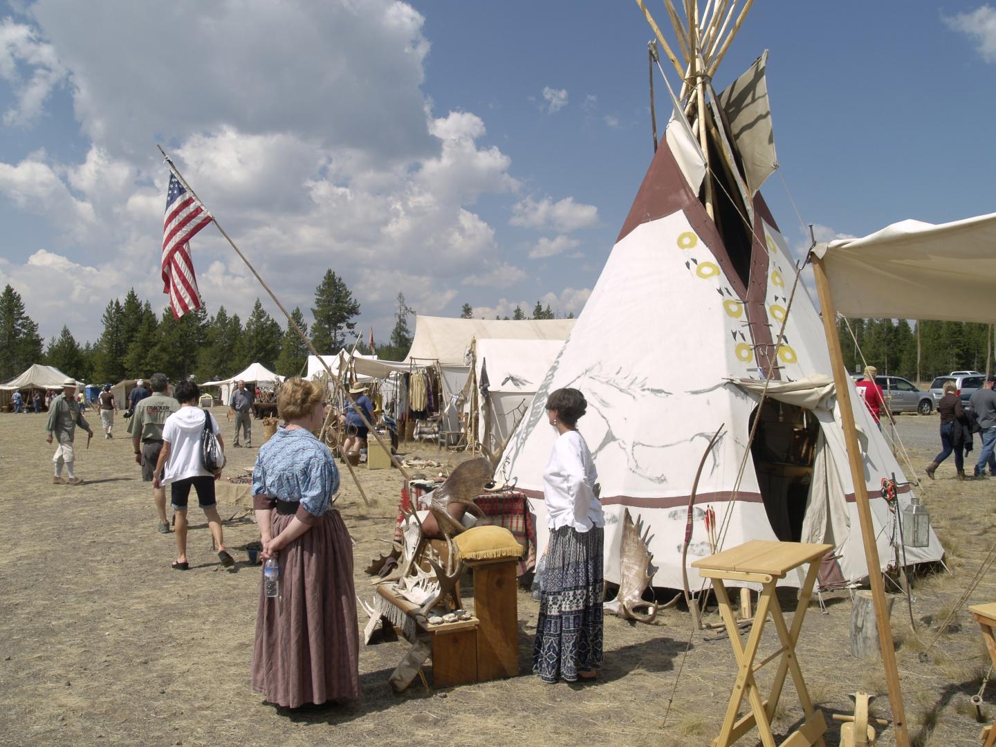 Vendeurs lors de l’événement Smokin’ Waters Mountain Man Rendezvous de West Yellowstone, Montana